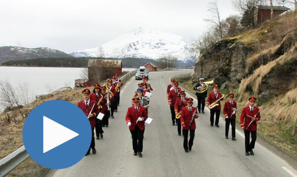 Salutt og korps- toner i Skårvika