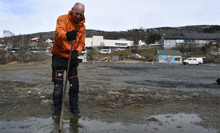 SLO: Tor Arne Chruickshank slo spettet i bakken for å lage hull slik at vannet kunne renne ut fredag. FOTO: TORBJØRN KOSMO