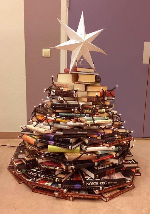Juletreet lyser opp Lavangen Bibliotek på en måte litt utenom det vanlige. FOTO: PER ASBJØRN GUNDERSEN