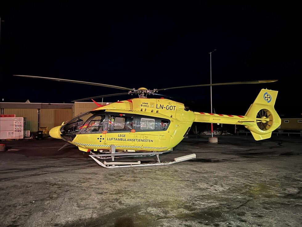 Luftambulansens legehelikopter landet torsdag morgen på parkeringsplassen til Extra Sjøvegan. Her fikk piloten ombord seg en overraskelse på morgenen.
 Foto: Ove Gundersen