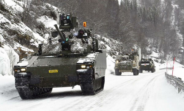 Økende militærtrafikk langs veien