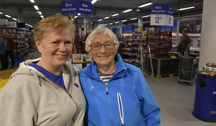 VEMODIG: Butikksjef Ann-Charlotte Selmersson her sammen med kunde Solveig Solnes. Solnes synes det er vemodig at butikken legges ned. FOTO: TORBJØRN KOSMO