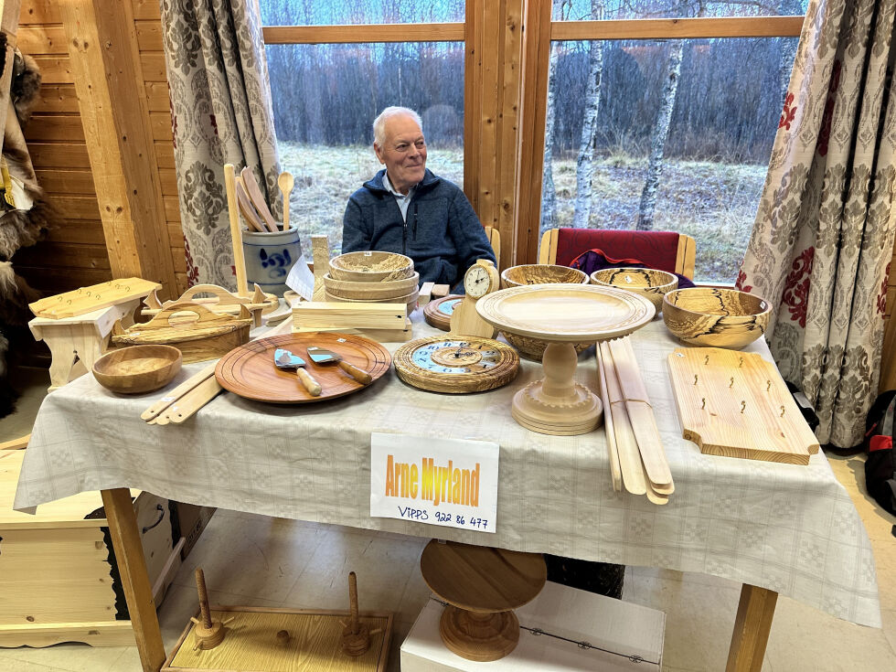 Arne Myrland solgte sine treskjæringsprodukter på førjulsmarkedet i Øvre Salangen.
Foto: Jon Henrik Larsen