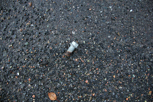 Denne bolten ble funnet på veien like ved siden av parkeringsplassen i Sjøvegan sentrum.