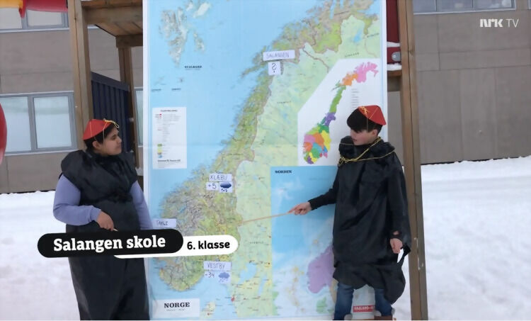 Det var to tøffe værmeldere i 6.klasse ved Salangen skole som fredag presenterte været for Norge på NRKs «Supernytt». FOTO: NRK