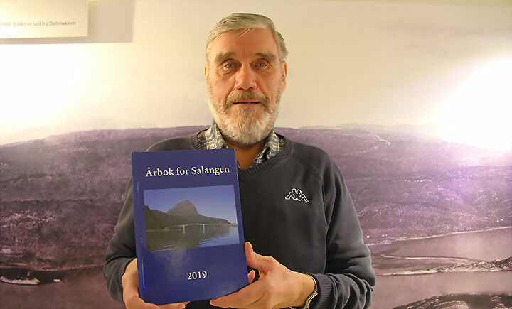 Jostein Sagerup er den trofaste redaktøren for årboka for Salangen, og føler de har fått til gode tekster også i år. FOTO: ALEKSANDER WALØR
