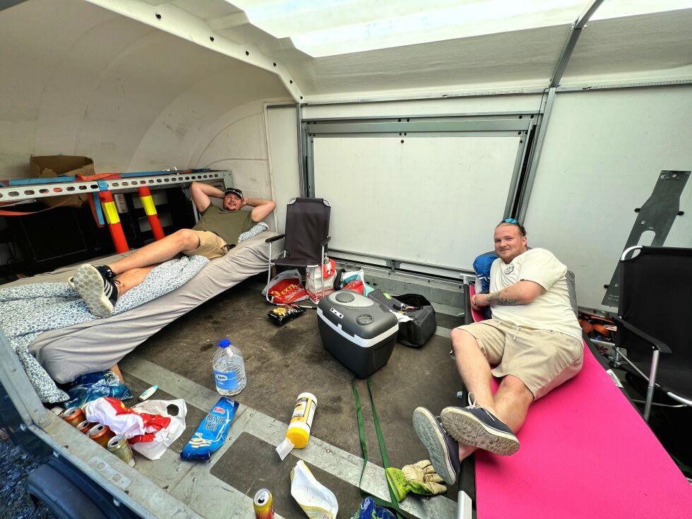 Inne i bilhengeren sover de to godt, Sander Lundahl (t.h) og Preben Aalmen (t.v) når de er på såkalt "hippie-tur" til Salangen og Millionfisken. Noe de var i år, for tredje gang.
 Foto: Jon Henrik Larsen