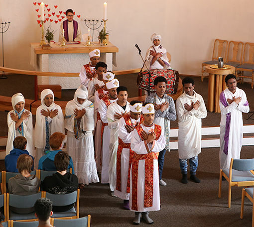 Det var helt spesiell stemning i Salangen kirke søndag, da eritreere sang i kirka. FOTO: JON HENRIK LARSEN