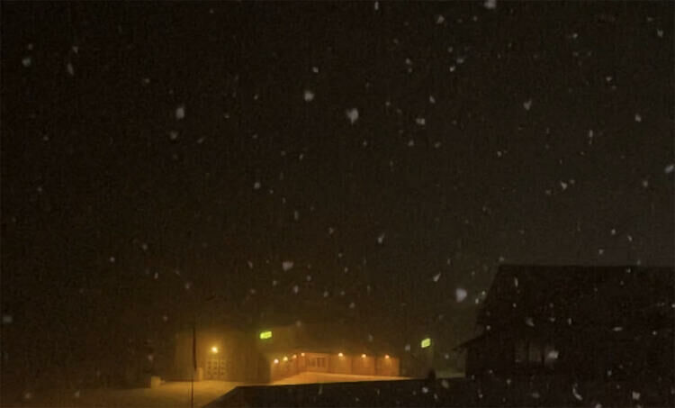 Snøen lavet ned lørdag kveld på Sjøvegan. FOTO: JON HENRIK LARSEN