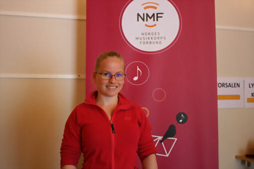 Produsent og musikkonsulent Nina Therese Bakke ved Norges Korpsmusikk Forbund, avdeling Troms, er nå på Sjøvegan hvor de i år holder sitt sommerkurs. FOTO: KNUT-ARILD JOHANSEN.