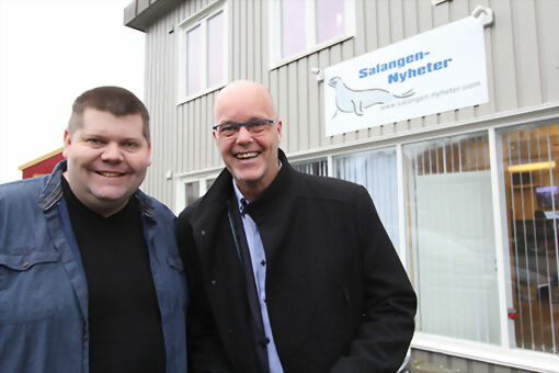 Gründer og redaktør i Salangen-Nyheter Jon Henrik Larsen (t.v.) og daglig leder ved Narvikregionens Næringsforening Kjetil Moe. FOTO: ALEKSANDER WALØR.