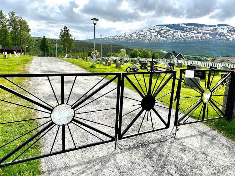 Menighetsrådet i Salangen har besluttet å låse portene inn til kirkegården i Salangen med kjetting, for å forhindre at folk kan kjøre inn med bilen på kirkegården. Det har skapt reaksjoner. FOTO: JON HENRIK LARSEN