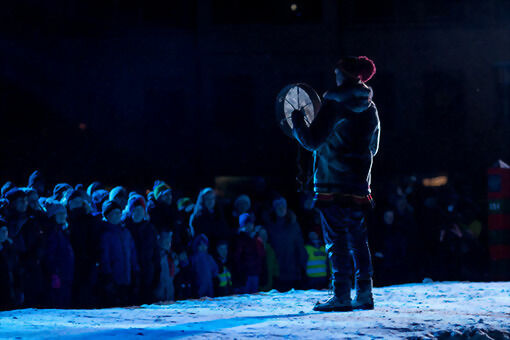 Det var mellom fire og fem tusen mennesker tilstede under åpningen av Barents Spektakel 2018 hvor sjaman Ronald Kvernmo fra Lavangen var til stede for å påkalle gode krefter til festivalen. FOTO: JØRUND F. PEDERSEN