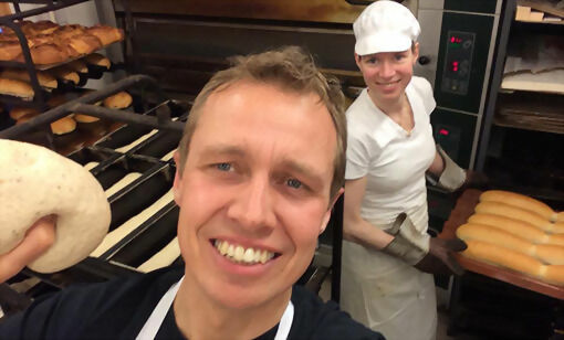 NHOs regiondirektør Christian Chramer fikk også prøve seg som baker hos Fristelsen Bakeri Og Konditori på Storslett.