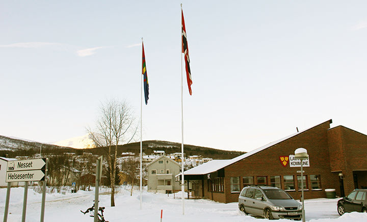 Flaggene vaier godt i vinden i Lavangen kommune. Det samiske og det norske om hverandre. Nå skal kommunen feire sin tilstedeværelse som samisk språkforvaltningskommune igjennom 10 år. ARKIVFOTO: JON HENRIK LARSEN