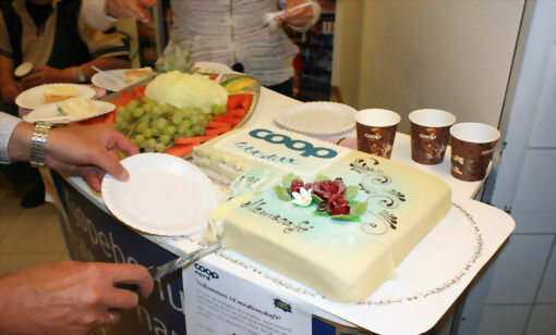 Det var en nydelig kake som ble servert medlemmene og kundene på Coop Prix denne tirsdagen. FOTO: CAMILLA FINVIK.