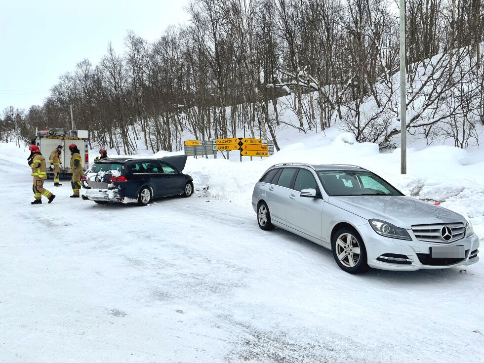 Tre personer var involvert i en trafikkulykke fredag formiddag i Løksebotn-krysset i Salangen. Alle tre hadde lettere skader, og ble sendt til sjekk på legekontoret i Salangen.
 Foto: Jon Henrik Larsen