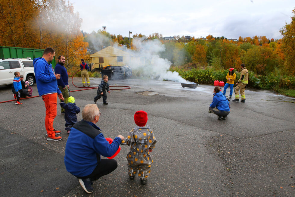 Både små og store lærte om brannvett lørdag når Salangen Brann og Redning hadde åpen brannstasjon.
 Foto: Jon Henrik Larsen