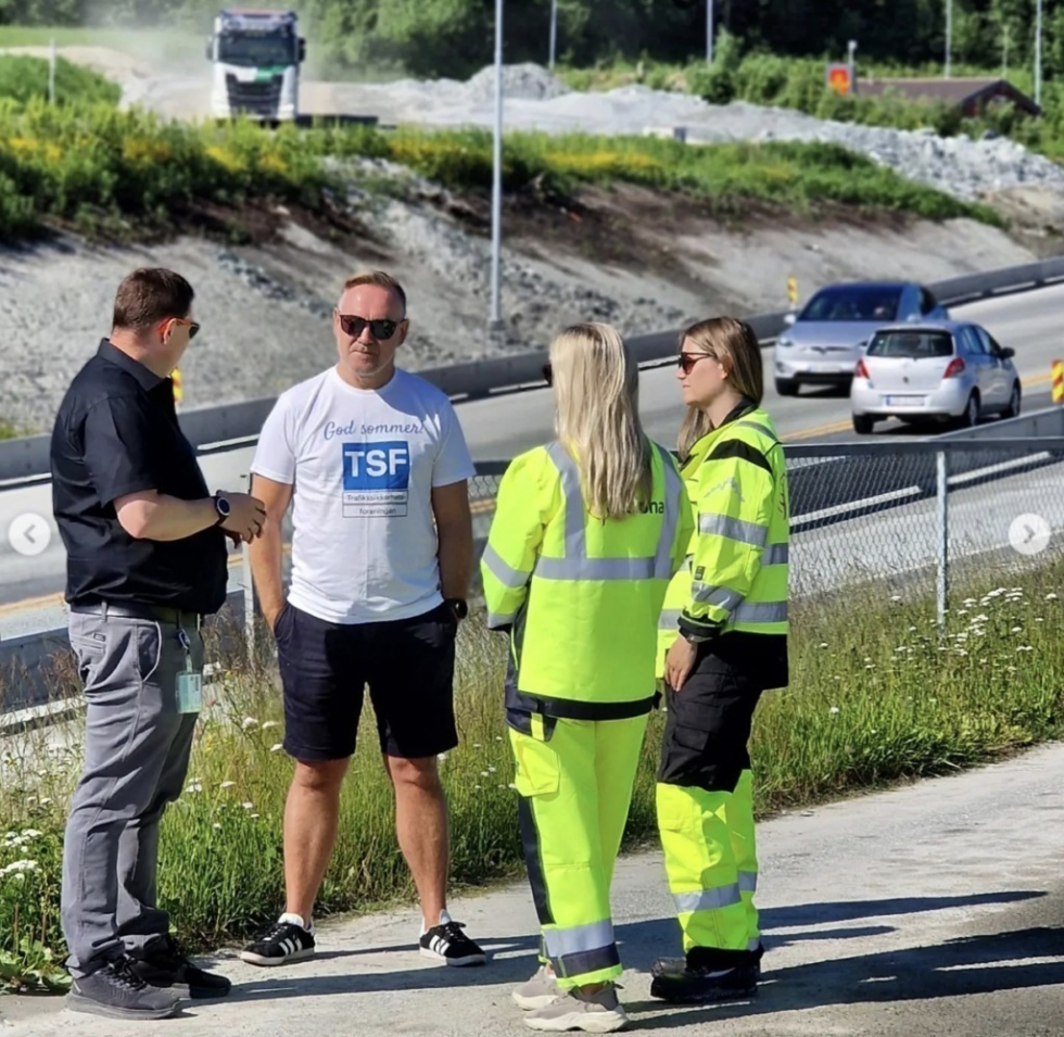Geirr Tangstad-Holdal, daglig leder i TSF i samtale med aktører som jobber på og ved veien. Her ved E6 nord for Trondheim.
 Foto: Trafikksikkerhetsforeningen (TSF)