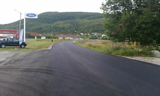 Den nylagte asfalten er klar til bruk!. FOTO: CHRISTOPHER JONES