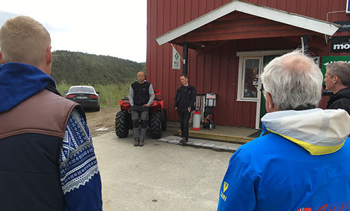 Tidlig tirsdag morgen besøkte formannskapet og næringsutvalget Byggtorget på Sjøvegan. FOTO: JON HENRIK LARSEN