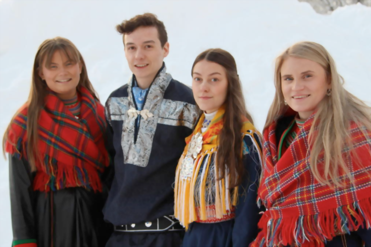 VEIVISERE: Disse fire var på Sjøvegan for å informere om samisk historie og kultur. Fra venstre: Inga Solberg Åhren (19), Håkon Mudenia (23), Maila Risten Bongo Dikkanen (20) og Aina Haugom Nordfjell (24). FOTO: SAMISKE VEIVISERE