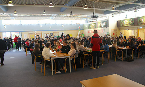 Kantinen var fullt opp med elever og andre oppmøte under markeringen av Verdensdagen for psykisk helse. FOTO: ALEKSANDER WALØR