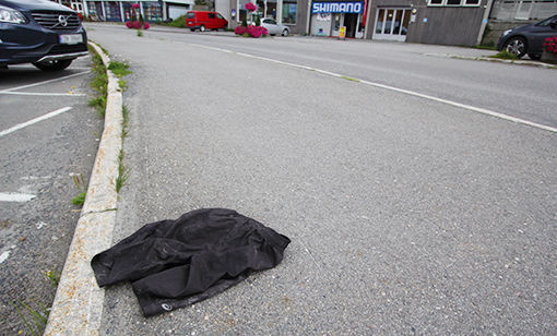 I sentrum av Sjøvegan ligger det nå en fortumlet og nedstøvet badebukse som ser ut til å ha tilbragt et par uker utendørs uten tilsyn. Var det noen som angret på en litt for sen badeplan?