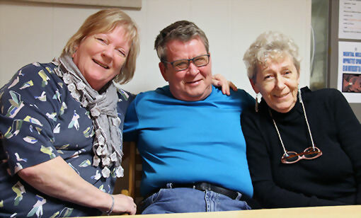 Sissel Fjeldstad (t. v.), og Kjell Tunheim og Laila Tunheim er stolt over Mental Helse i Salangen og dens medlemmer. FOTO: PER ASBJØRN GUNDERSEN