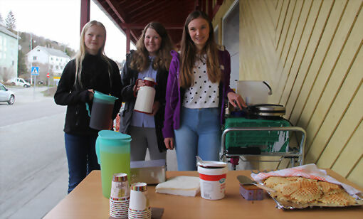 Id Johansen (t.v.), Martine Seipäjärvi og Ariane Daleng var de flotte jentene som solgte varme vafler til forbipasserende. FOTO: PER ASBJØRN GUNDERSEN