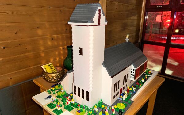 Salangen kirke bygget i Lego