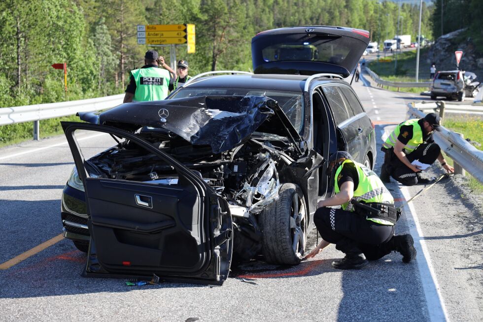 Det er slike ulykker som denne, som skjedde ved Brandvoll i Bardu den 26.juni i år med dødelig utfall på to personer, vegdirektør Ingrid Dahl Hovland er alvorlig bekymret for skal skje i august måned på norske veier.
 Foto: Jon Henrik Larsen