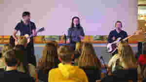 Hollow Hearts hadde skolekonsert