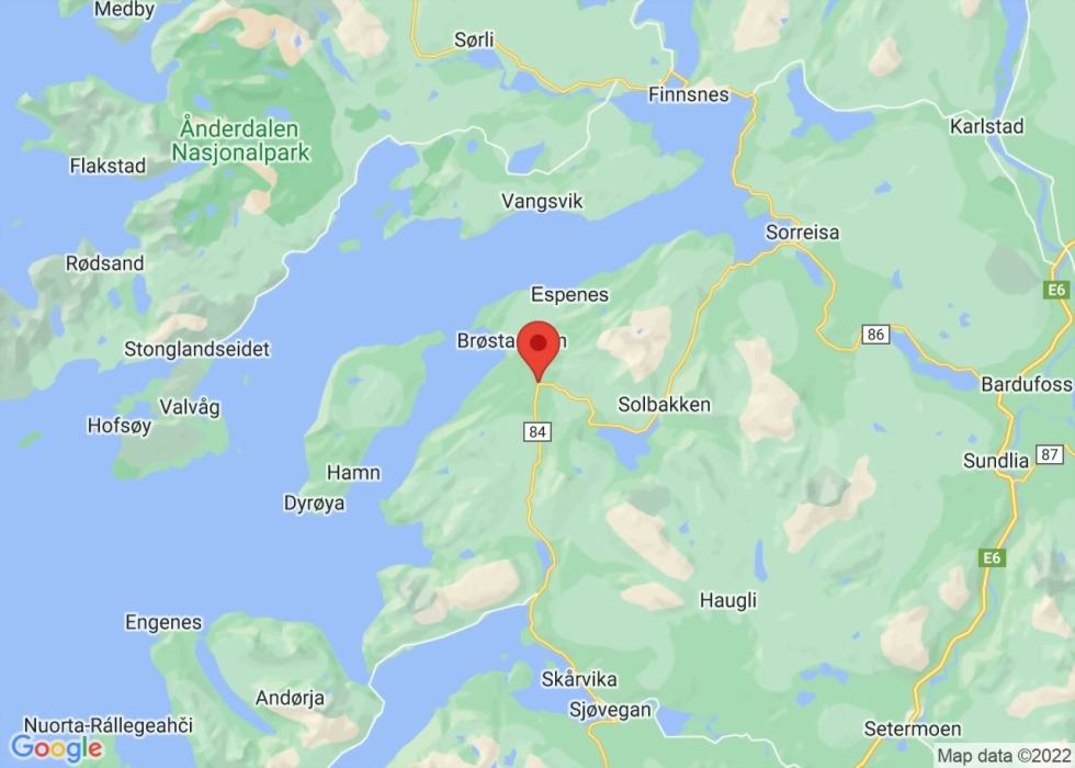Her ved Lundekrysset ved Elvevoll i Dyrøy kommune skjedde hendelsen seint lørdag kveld. Politiet etterforsker nå ulykken videre.