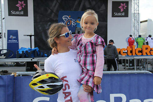 Tora Lynum sammen med tante Hilde Lynum var så heldig å få sykkelhjelm av tidligere sykkelritt mesteren, Thor Hushovd. FOTO: KNUT-ARILD JOHANSEN.