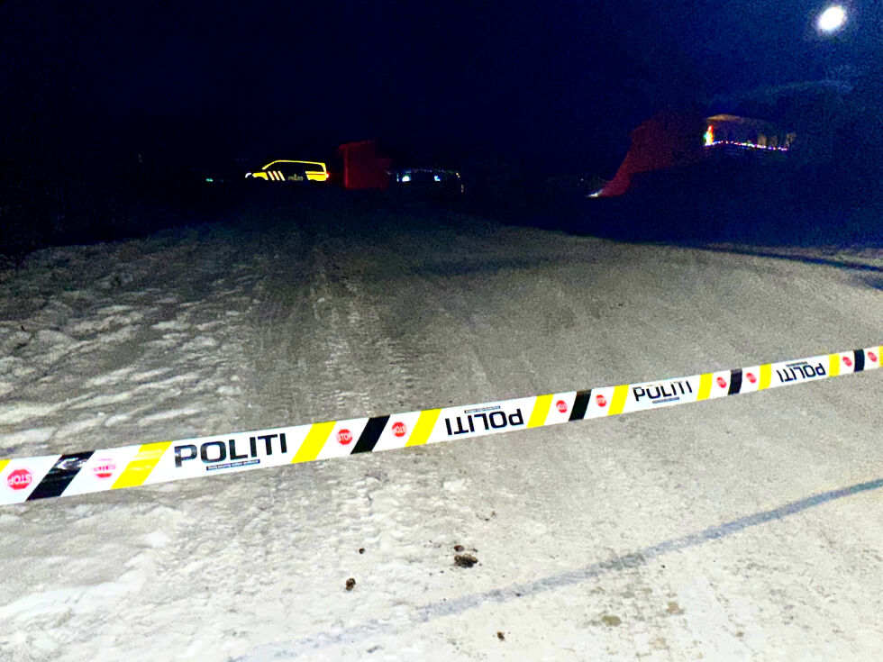 En mann i 40-årene er skutt på en gård nært Røkenes i Lavangen av politiet i forbindelse med en situasjon natt til fredag.
 Foto: Jon Henrik Larsen