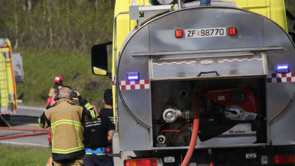 Brann gjorde at trafikk på E6 stoppet opp