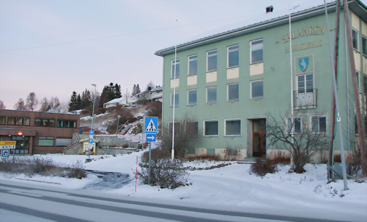 Herredshuset ble bygget i 1955 og ligger midt i Sjøvegan sentrum. ARKIVFOTO: MARTINE TURKALJ
