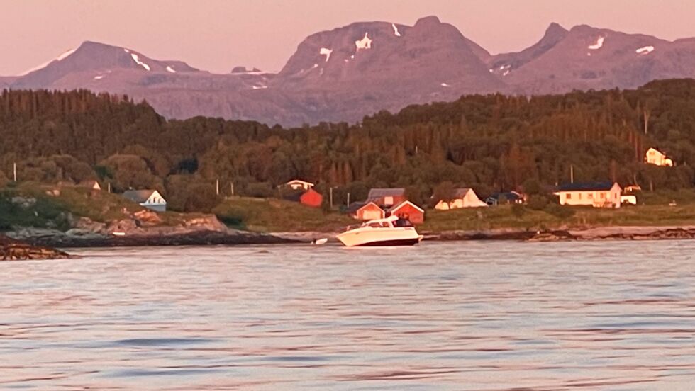 Denne båten gikk på skjæret ved Storholmen like utenfor Rolla i Ibestad lørdag kveld.
 Foto: Tipser
