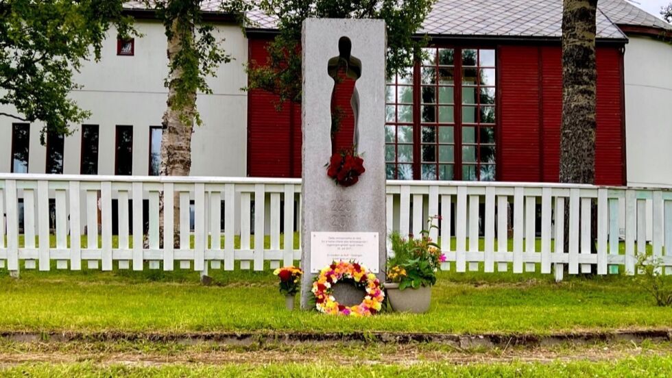 I dag fredag 22.juli vil det være en stille markering ved Salangen kirke, 11 år etter tragedien i 2011. Salangen kommune ved fungerende ordfører vil legge ned blomster ved minnesmerket.
 Foto: Jon Henrik Larsen