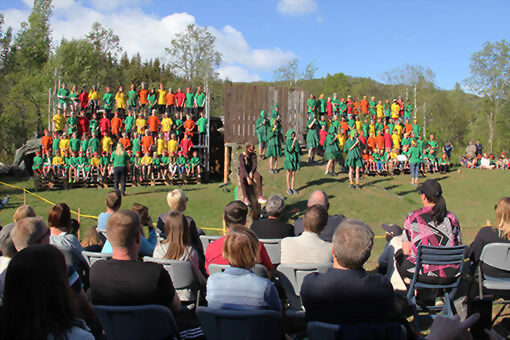 Den levende skogen var virkelig levende, når nærmere 160 elever til sammen sto for musikken på Bygdetunet i Øvre Salangen. FOTO: ALEKSANDER WALØR