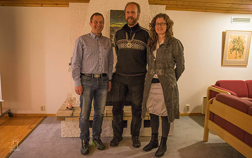 Kurt Jan Kvernmo (t.v), Knut Werner-Hagen og Anita Karlsen jobber med minneboka. FOTO: FOTOGJETEREN