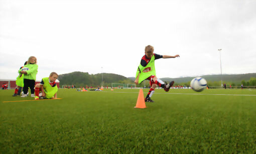 En av deltakerne sender ballen i mål under fotballskolen på Idrettsheia. FOTO: VEMUND MATHIESEN