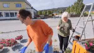 Her blir journalisten pyntet med blomster