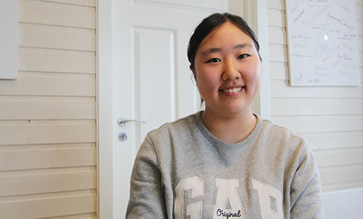 Sora Arai er en utvekslingsstudent fra Japan, og har i løpet av den tiden hun har tilbragt i Norge både lært å stå på ski, like brunost og venne seg til det arktiske klimaet. FOTO: ALEKSANDER WALØR