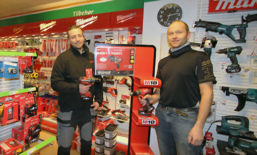 Tom-Eirik Sørensen (t.v)  og Ronny Dørum (t.h) ved Sjøvegan Byggevare, er fornøyd med salget av skrumaskiner. FOTO: HERLEIF KRISTOFFERSEN