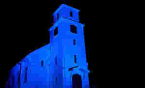 Lavangen kirke i blått