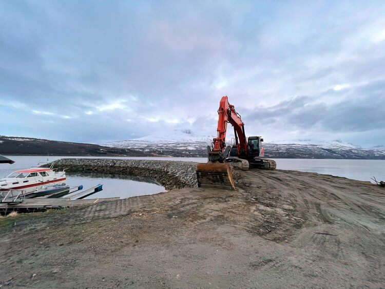 Løkse Maskin har i de siste dagene reparert og vedlikeholdt moloen ved Sjøvegan Marina. FOTO: JON HENRIK LARSEN