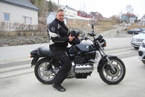 Med asfalten tørr har Kyrre Tunheim nå fått sykkelen ut av vinterdvalen og etter en grundig service og enda grundigere pussing har han nå fått sin 1000cc BMW fra 1986 ut på veien. For Tunheim er sykkelen en helt egen frihet. FOTO: KNUT-ARILD JOHANSEN