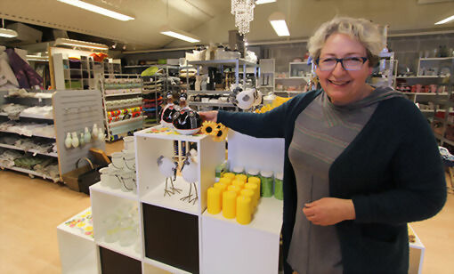 Daglig leder ved Z-Interiør, Kari Rognsaa er stolt over årene med interiørbutikken i Salangen, og ser fram til mange flere år med stilfulle varer. FOTO: KNUT-ARILD JOHANSEN